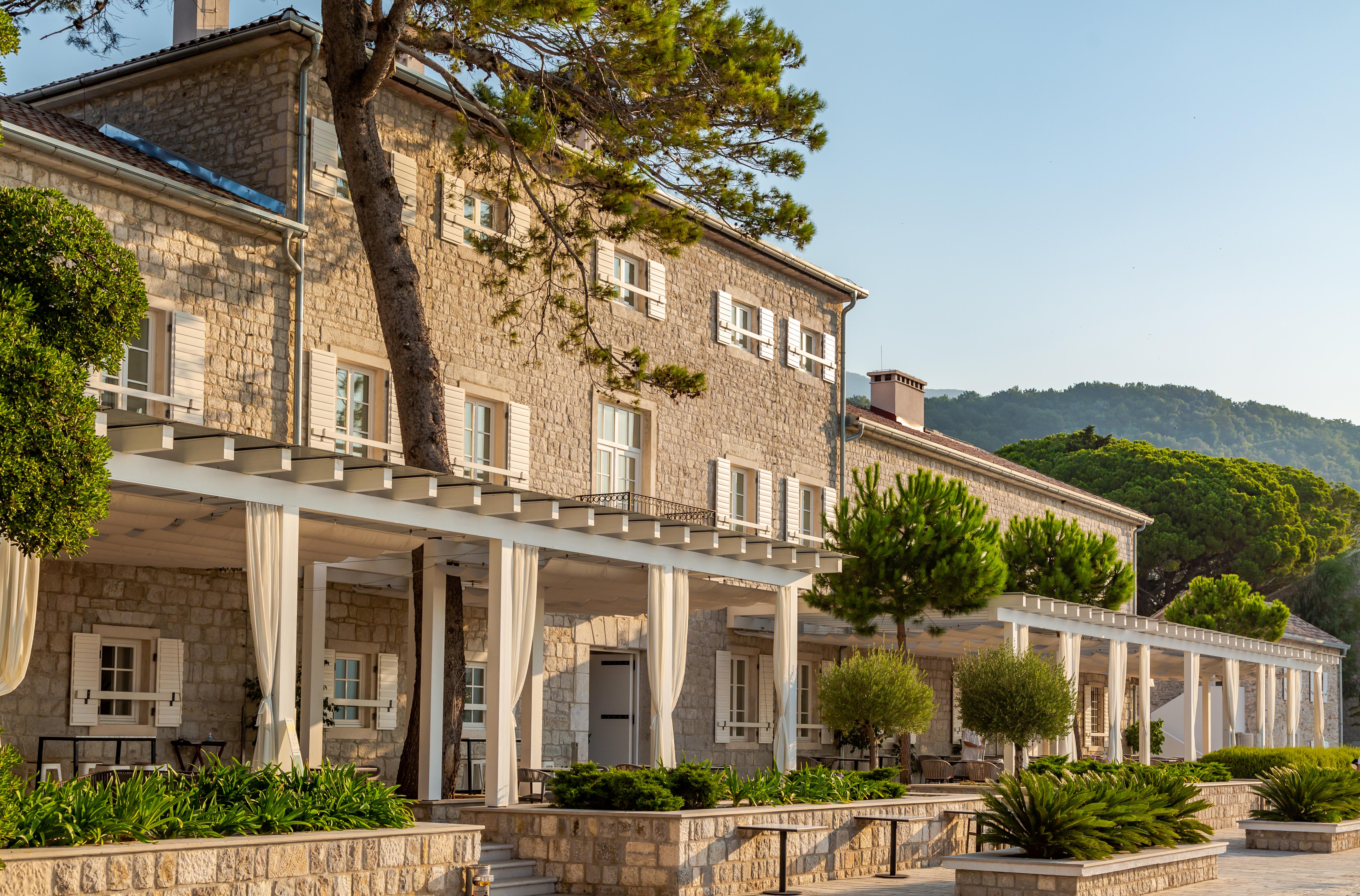 Вилла Ларио озеро Комо. Вилла Lombardia Faggeto Lario. Lazure Hotel & Marina 5*. Алькой Испания.